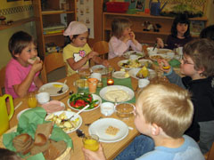 Gemeinsames Frühstück mit Schulkindern